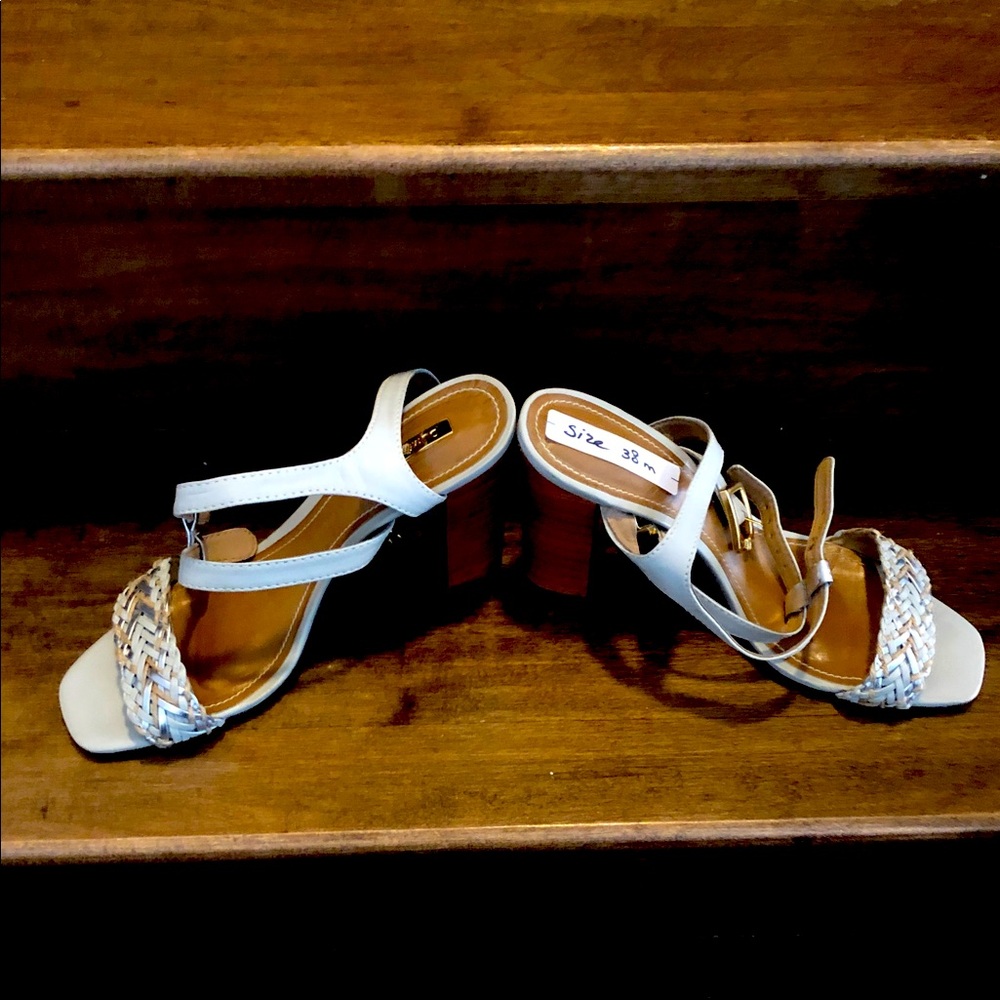 Chic light grey/green heels size 38m
Sale 😊$20
